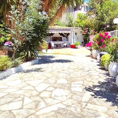 Aleka's House Konukevi